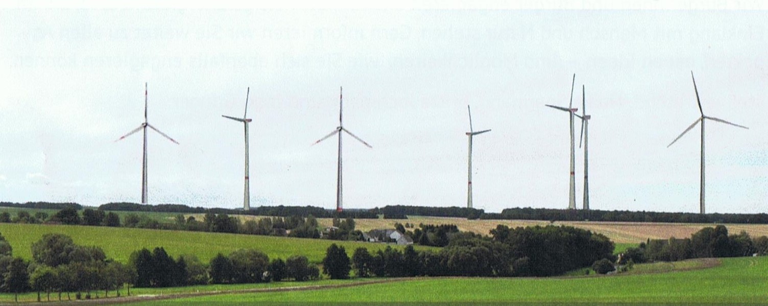 Windräder im Wald