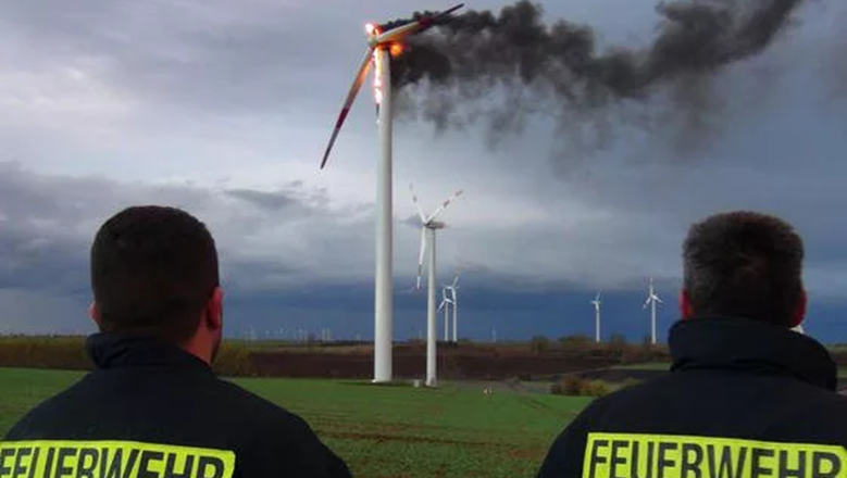 Feuerwehr und brennendes Windrad